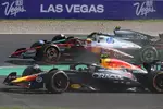 Foto zur News: Yuki Tsunoda (Red Bull) und Lewis Hamilton (Ferrari)