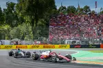 Foto zur News: Charles Leclerc (Ferrari) und George Russell (Mercedes)