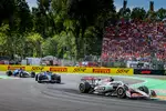 Foto zur News: Oliver Bearman (Haas) und Carlos Sainz (Williams)