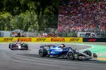 Foto zur News: Alexander Albon (Williams) und Esteban Ocon (Haas)