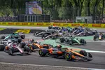 Foto zur News: Lando Norris (McLaren), Oscar Piastri (McLaren) und Charles Leclerc (Ferrari)