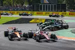 Foto zur News: Charles Leclerc (Ferrari), Oscar Piastri (McLaren) und George Russell (Mercedes)