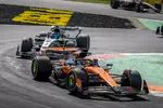 Foto zur News: Oscar Piastri (McLaren) und George Russell (Mercedes)
