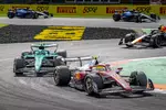 Foto zur News: Lewis Hamilton (Ferrari) und Fernando Alonso (Aston Martin)