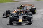 Foto zur News: Max Verstappen (Red Bull) und Lando Norris (McLaren)