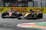 Foto zur News: Oscar Piastri (McLaren) und Charles Leclerc (Ferrari)