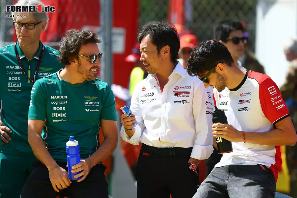 Foto zur News: Fernando Alonso (Aston Martin) und Esteban Ocon (Haas)