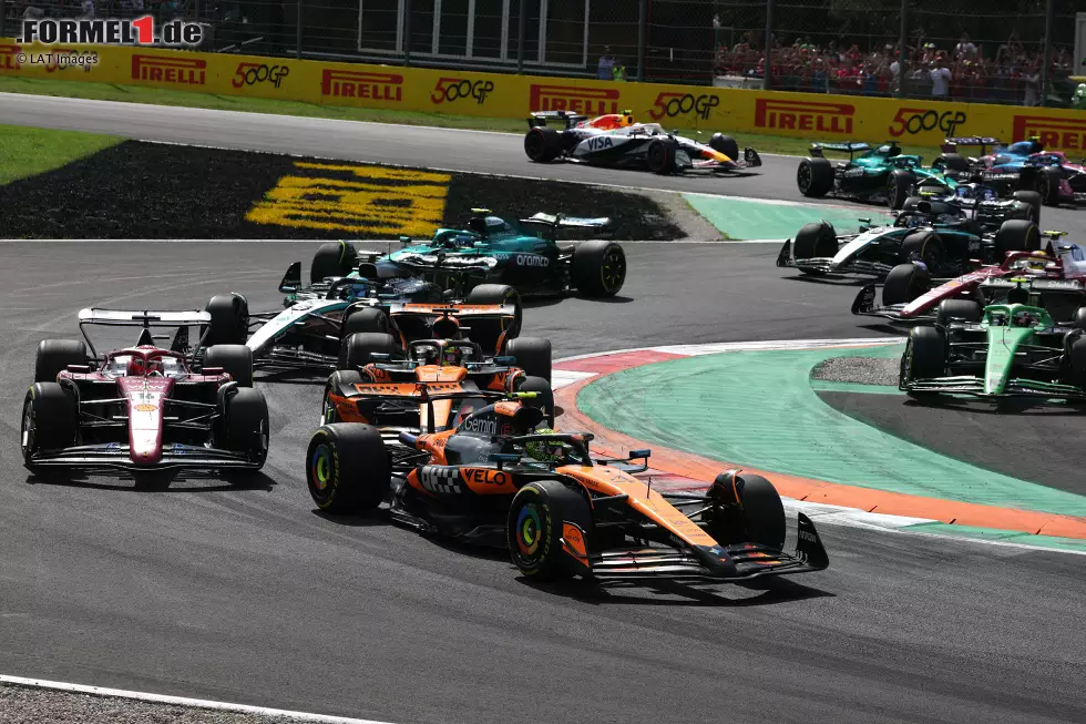 Foto zur News: Lando Norris (McLaren), Charles Leclerc (Ferrari) und Oscar Piastri (McLaren)