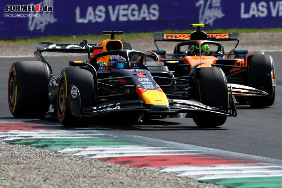 Foto zur News: Max Verstappen (Red Bull) und Lando Norris (McLaren)