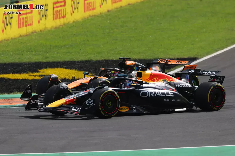 Foto zur News: Oscar Piastri (McLaren) und Max Verstappen (Red Bull)