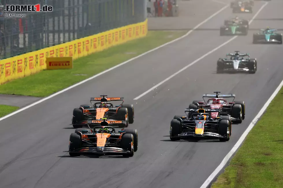 Foto zur News: Lando Norris (McLaren), Max Verstappen (Red Bull) und Oscar Piastri (McLaren)