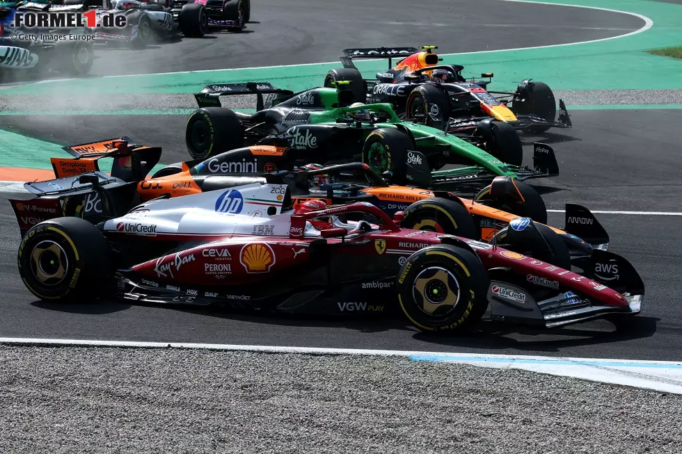 Foto zur News: Charles Leclerc (Ferrari), Oscar Piastri (McLaren) und Mark Thompson