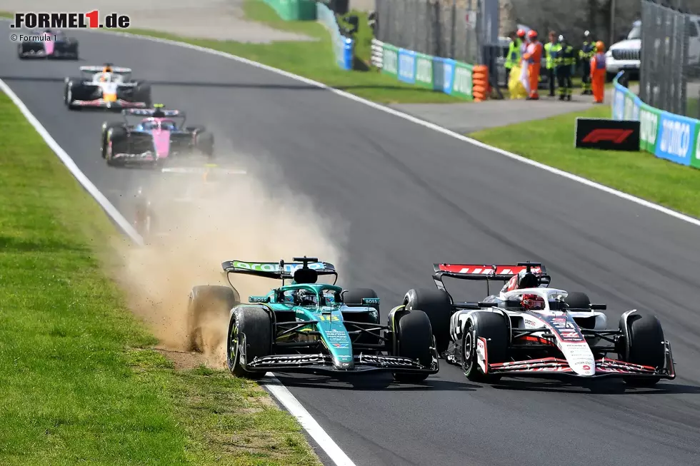 Foto zur News: Lance Stroll (Aston Martin) und Esteban Ocon (Haas)