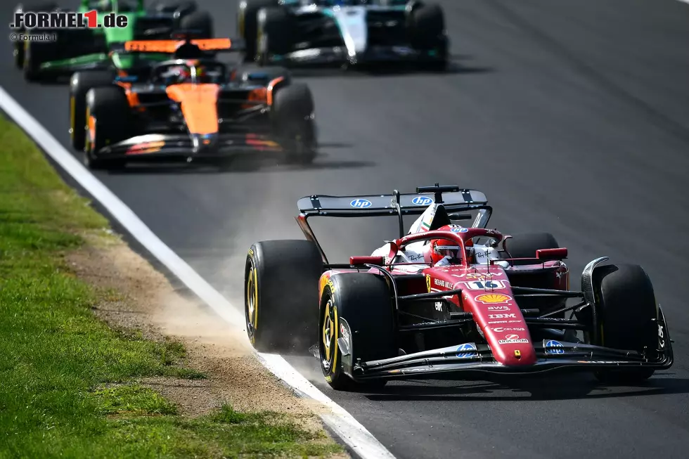 Foto zur News: Charles Leclerc (Ferrari) und Oscar Piastri (McLaren)