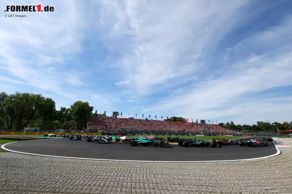 Foto zur News: George Russell (Mercedes) und Fernando Alonso (Aston Martin)