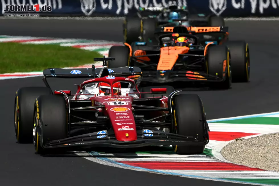 Foto zur News: Charles Leclerc (Ferrari), Oscar Piastri (McLaren) und George Russell (Mercedes)