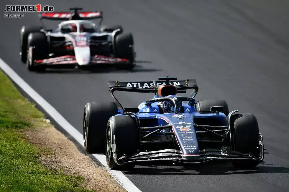 Foto zur News: Alexander Albon (Williams) und Esteban Ocon (Haas)
