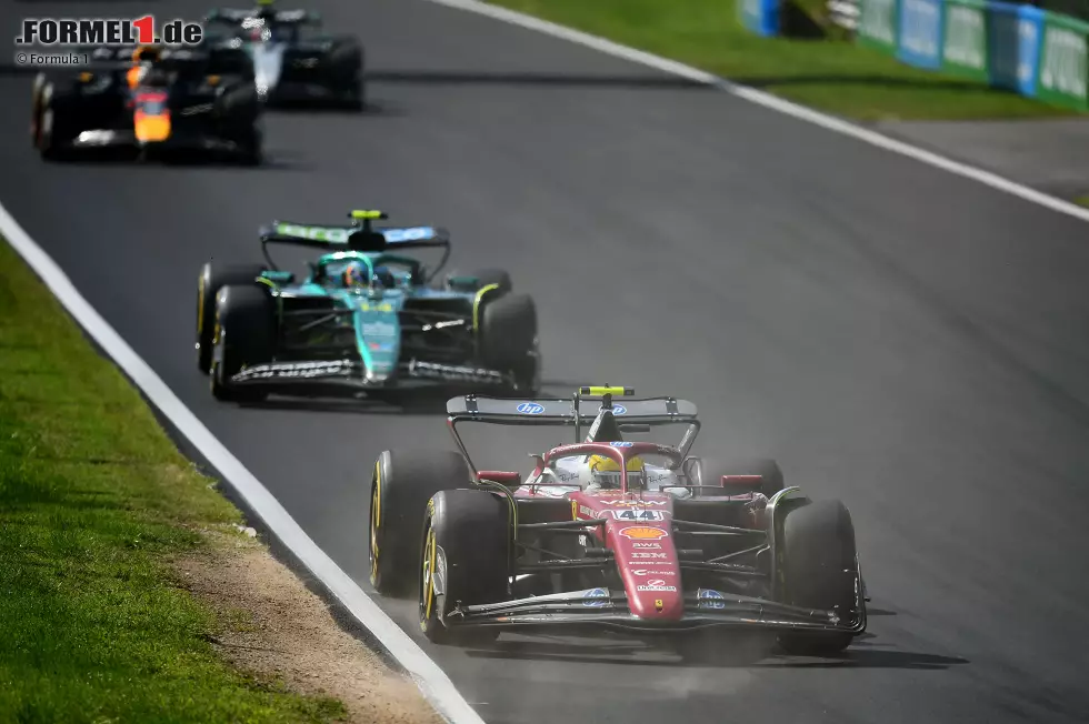 Foto zur News: Lewis Hamilton (Ferrari), Fernando Alonso (Aston Martin) und Yuki Tsunoda (Red Bull)