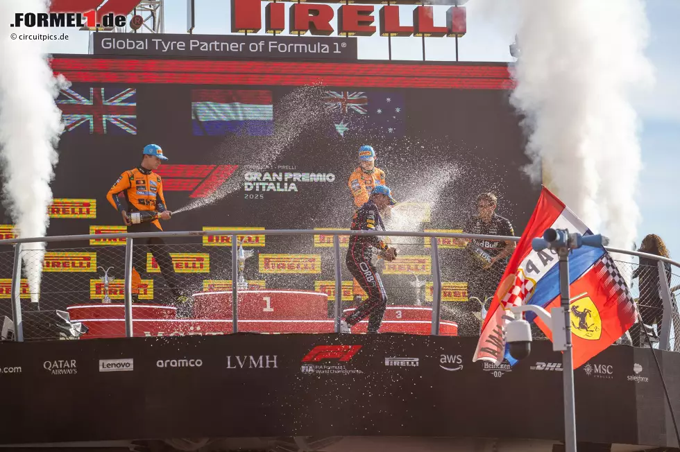 Foto zur News: Max Verstappen (Red Bull), Lando Norris (McLaren) und Oscar Piastri (McLaren)