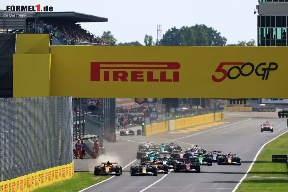Foto zur News: Max Verstappen (Red Bull), Lando Norris (McLaren) und Oscar Piastri (McLaren)