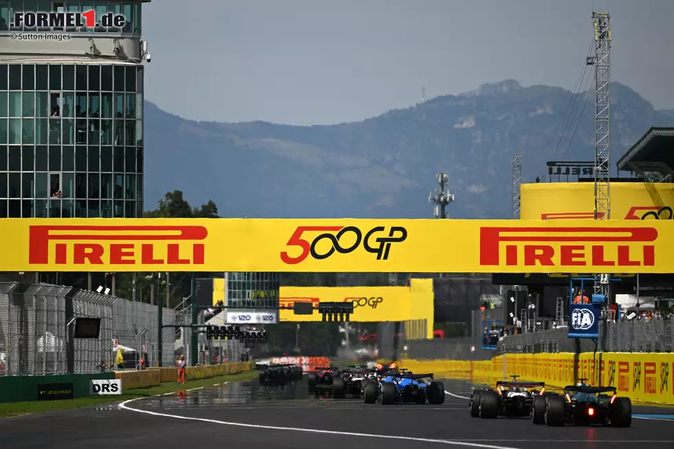 Foto zur News: Alexander Albon (Williams), Esteban Ocon (Haas) und Lance Stroll (Aston Martin)