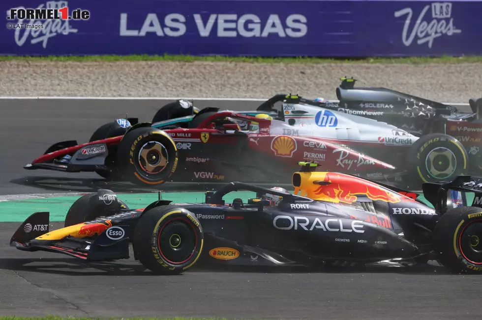 Foto zur News: Yuki Tsunoda (Red Bull) und Lewis Hamilton (Ferrari)