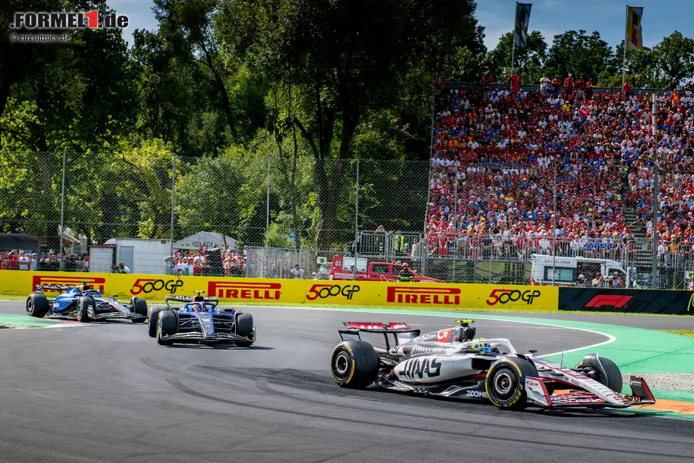 Foto zur News: Oliver Bearman (Haas) und Carlos Sainz (Williams)