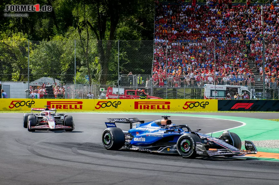 Foto zur News: Alexander Albon (Williams) und Esteban Ocon (Haas)