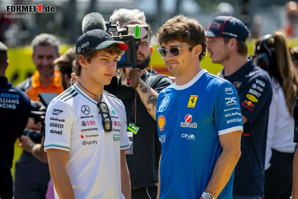 Foto zur News: Andrea Kimi Antonelli und Charles Leclerc (Ferrari)