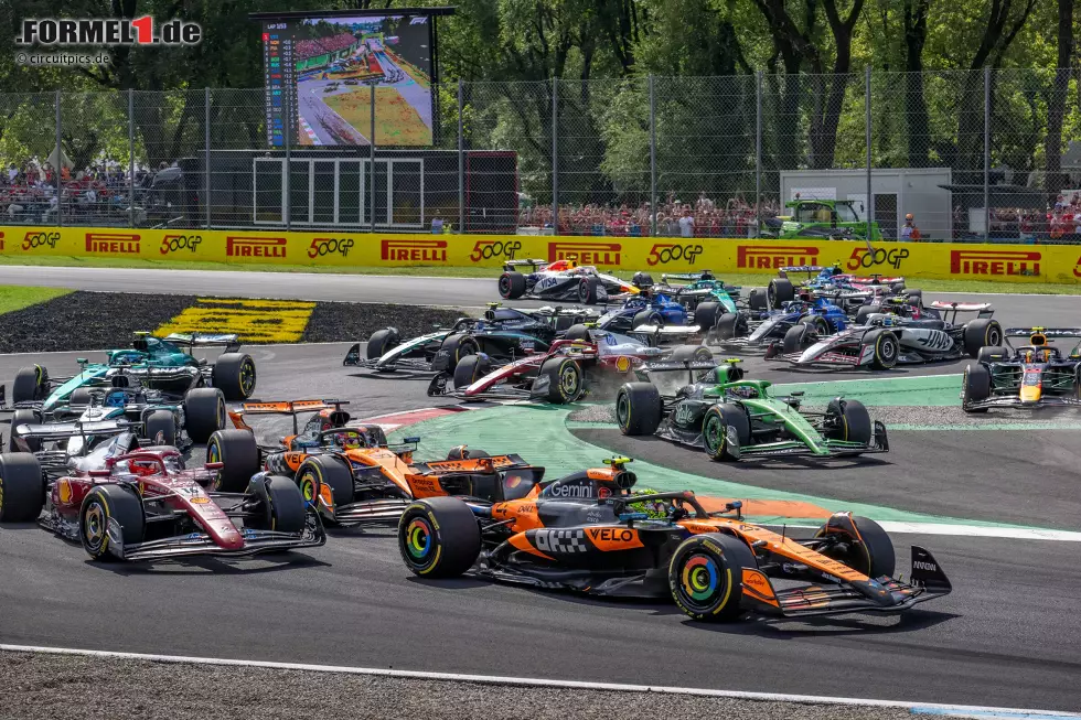 Foto zur News: Lando Norris (McLaren), Oscar Piastri (McLaren) und Charles Leclerc (Ferrari)
