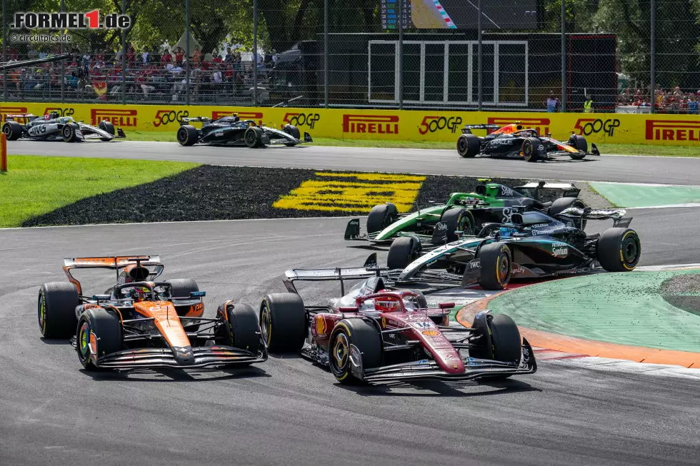 Foto zur News: Charles Leclerc (Ferrari), Oscar Piastri (McLaren) und George Russell (Mercedes)
