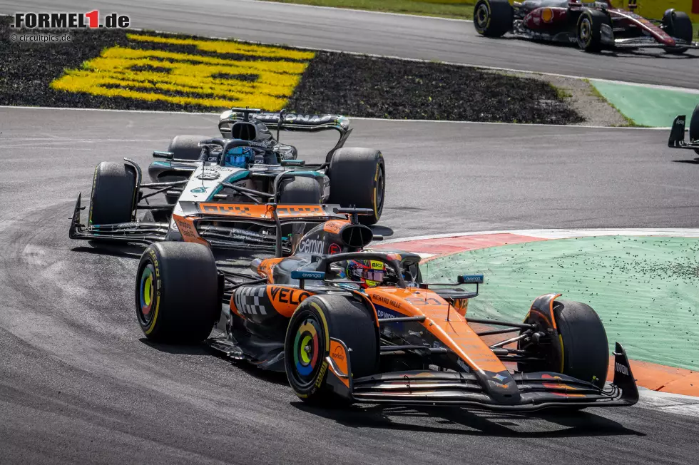 Foto zur News: Oscar Piastri (McLaren) und George Russell (Mercedes)