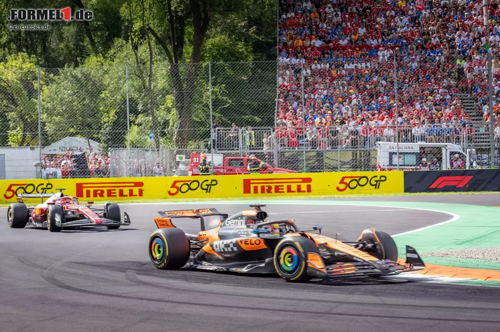 Foto zur News: Oscar Piastri (McLaren) und Charles Leclerc (Ferrari)