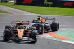 Foto zur News: Lando Norris (McLaren) und Max Verstappen (Red Bull)