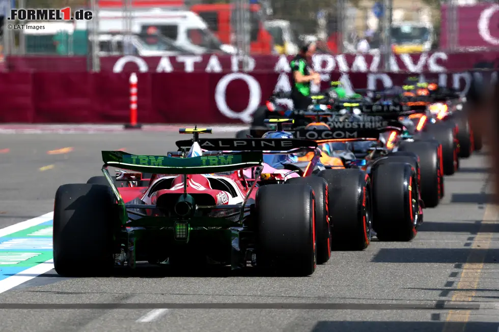 Foto zur News: Lewis Hamilton (Ferrari) und Franco Colapinto (Alpine)