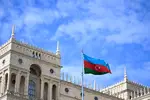 Foto zur News: Impressionen aus Baku mit der Landesflagge von Aserbaidschan