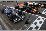 Foto zur News: Max Verstappen (Red Bull), Carlos Sainz (Williams) und Liam Lawson (Racing Bulls)