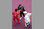 Foto zur News: Charles Leclerc (Ferrari), Max Verstappen (Red Bull) und Liam Lawson (Racing Bulls)
