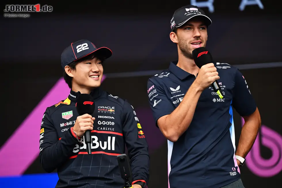 Foto zur News: Yuki Tsunoda (Red Bull) und Max Verstappen (Red Bull)
