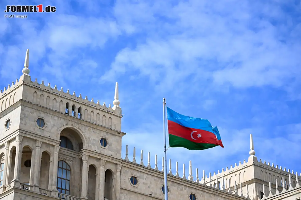 Foto zur News: Impressionen aus Baku mit der Landesflagge von Aserbaidschan