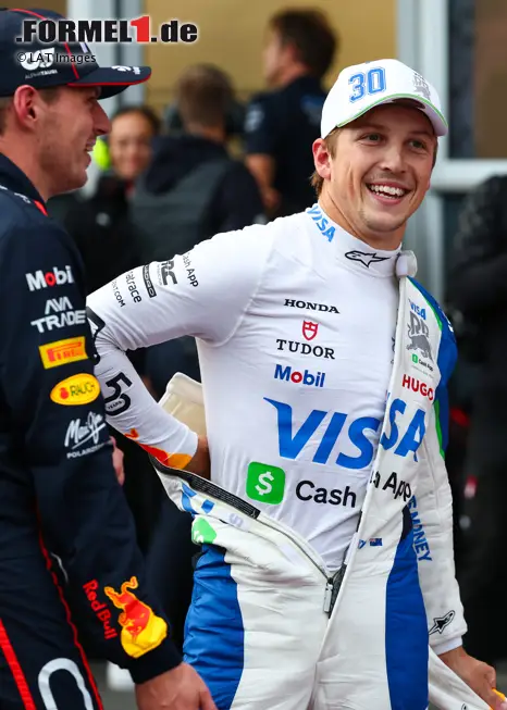 Foto zur News: Max Verstappen (Red Bull) und Liam Lawson (Racing Bulls)