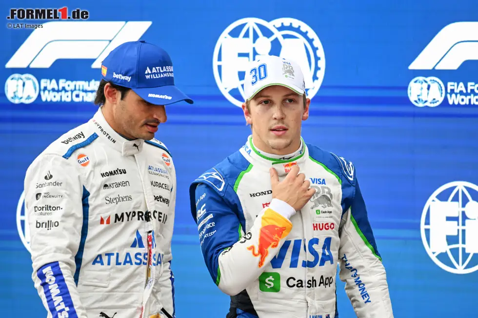 Foto zur News: Carlos Sainz (Williams) und Liam Lawson (Racing Bulls)