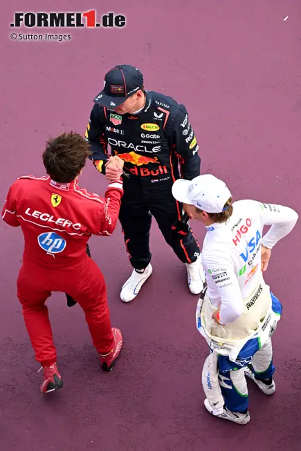 Foto zur News: Charles Leclerc (Ferrari), Max Verstappen (Red Bull) und Liam Lawson (Racing Bulls)