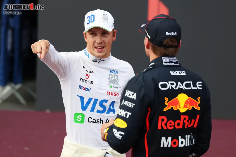 Foto zur News: Max Verstappen (Red Bull) und Liam Lawson (Racing Bulls)