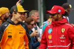 Foto zur News: Oscar Piastri (McLaren) und Lewis Hamilton (Ferrari)