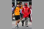 Foto zur News: Oscar Piastri (McLaren) und Lewis Hamilton (Ferrari)