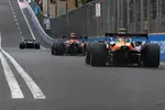 Foto zur News: Yuki Tsunoda (Red Bull) und Lando Norris (McLaren)