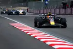 Foto zur News: Max Verstappen (Red Bull) und Carlos Sainz (Williams)