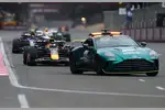 Foto zur News: Max Verstappen (Red Bull) hinter dem Safety-Car