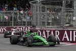 Foto zur News: Nico Hülkenberg (Sauber) und Oliver Bearman (Haas)